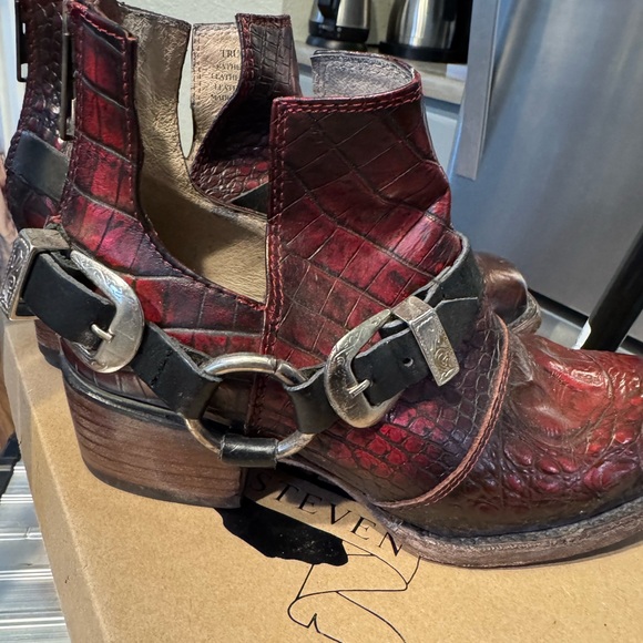 Freebird Truce Red Crocodile Pattern Leather Boots - Picture 9 of 13